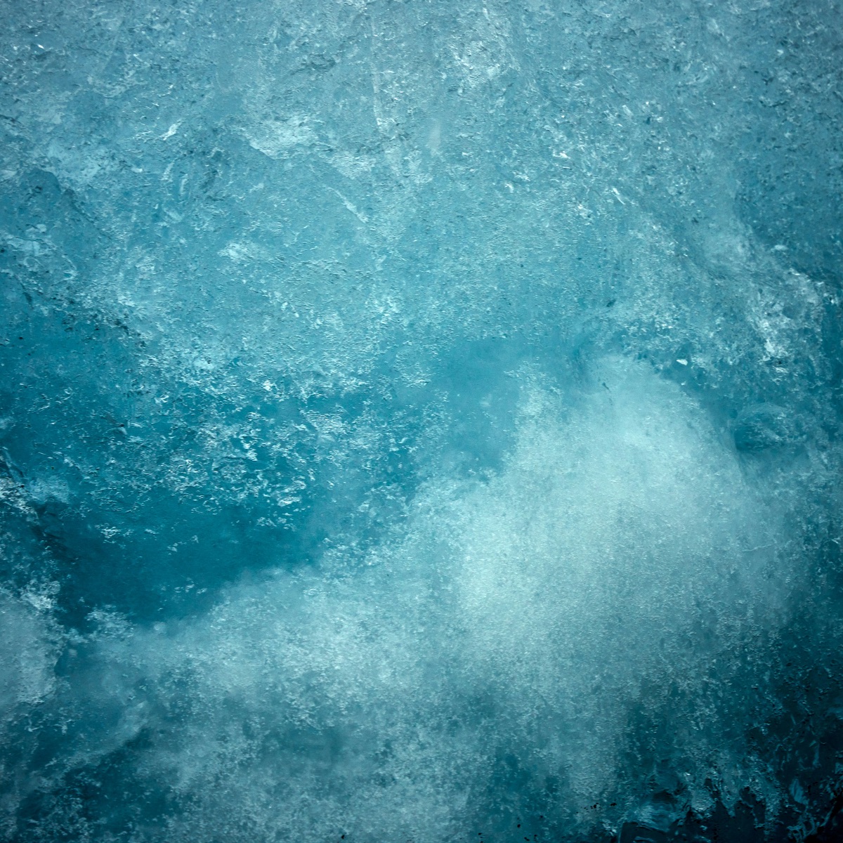 Eisschollen im Eisbad in Nahaufnahme