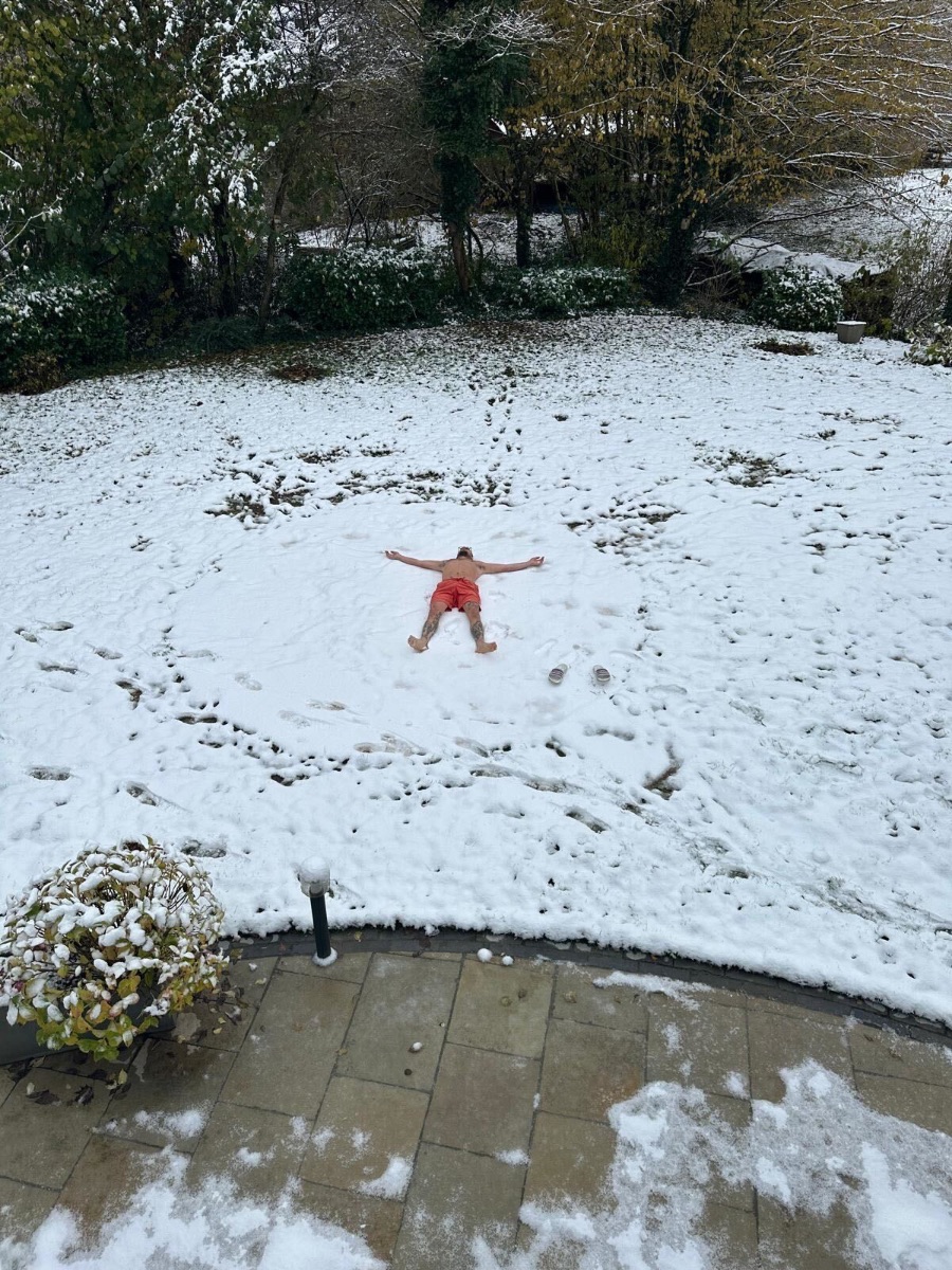Schneeengel nach dem Eisbad im verschneiten Garten