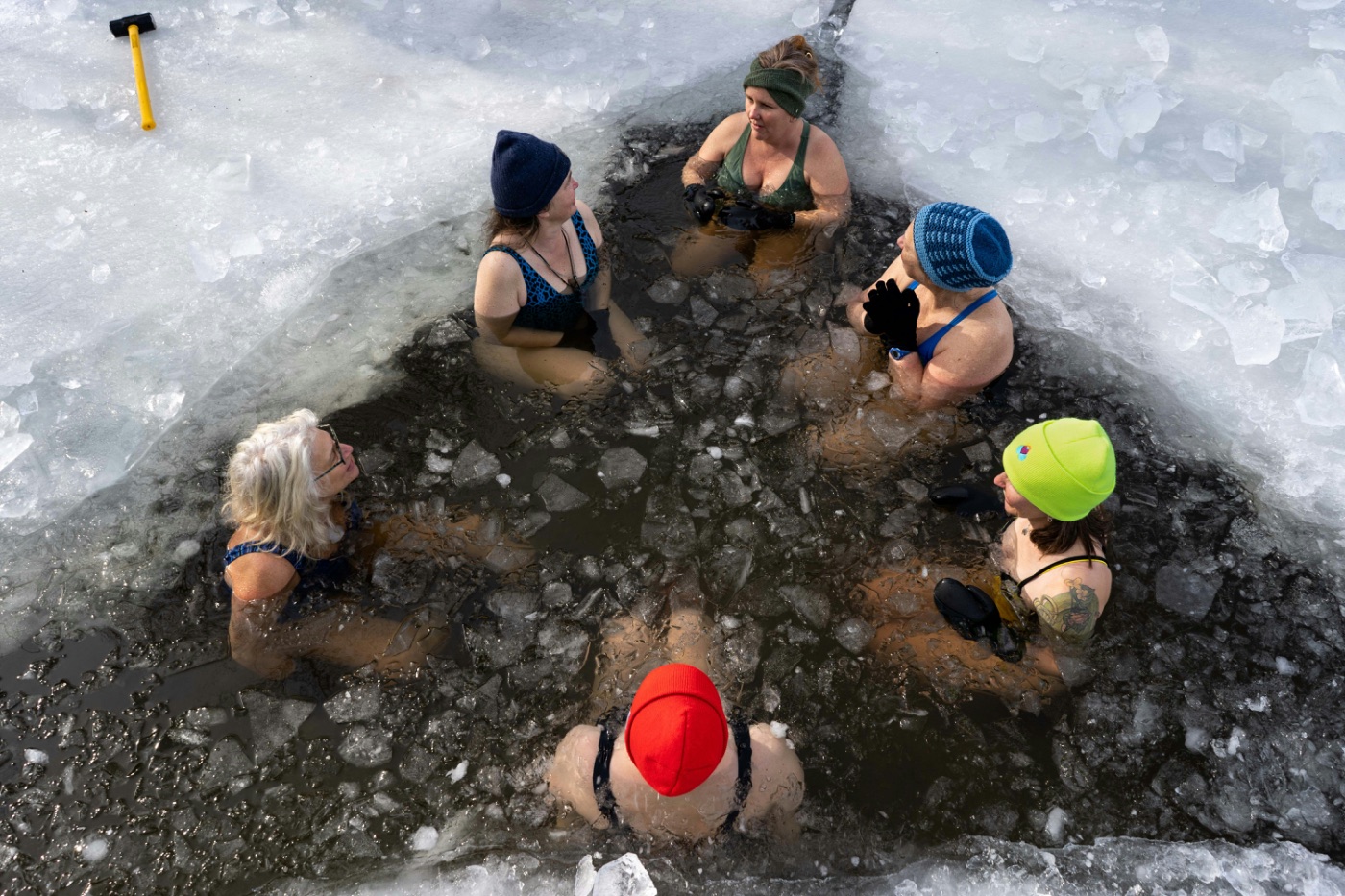 Frauengruppe im Eisbad